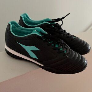 Woman’s Diadora Stride black & teal indoor soccer shoes woman's size 8